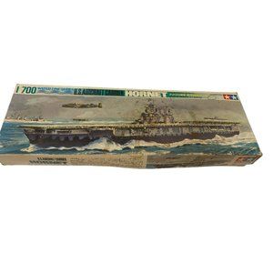 Vintage Hornet Water Line Aircraft carrier model  1/700 NIP